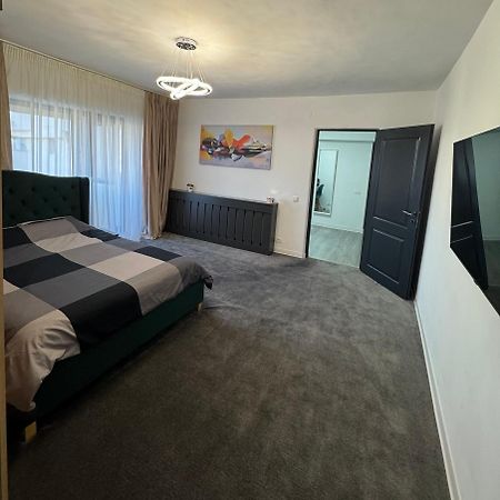 Central Apartment Targu Jiu Bagian luar foto