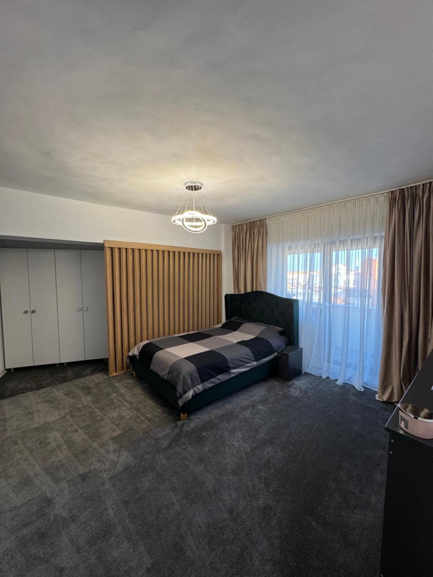 Central Apartment Targu Jiu Bagian luar foto
